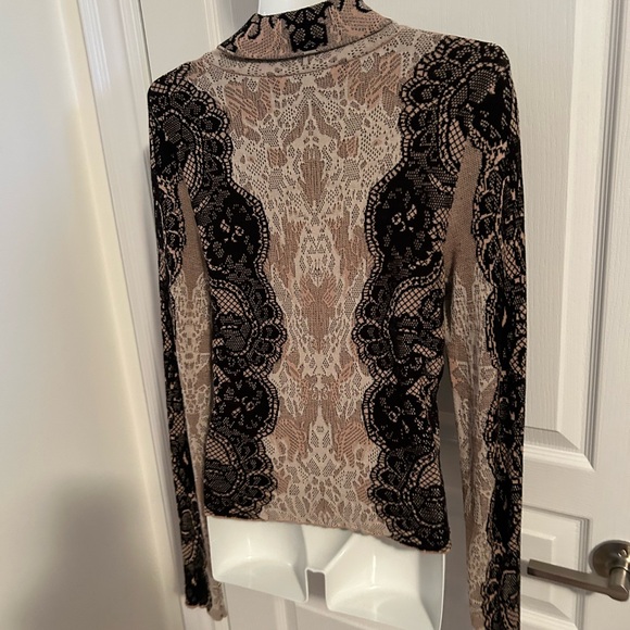 BCBGMAXAZRIA TOP. Black with pink/beige pattern - Picture 3 of 7